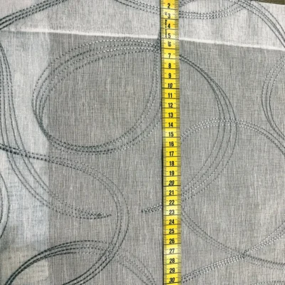 Vista frontale tendina stile scandinavo con cerchi ricamati grigio perla