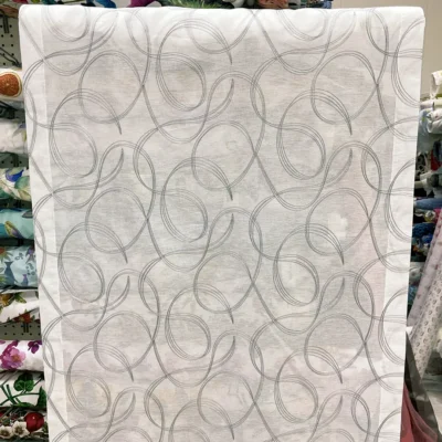 Dettaglio motivo cerchi intrecciati grigio chiaro su tendina contemporanea