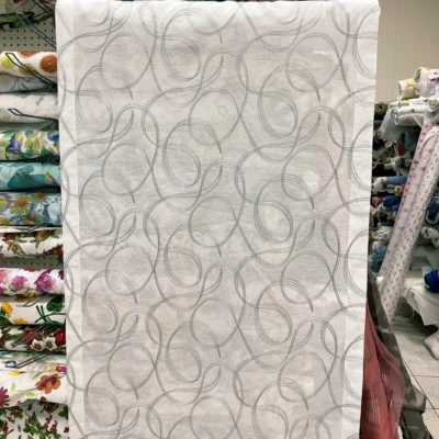 Tendina moderna cerchi esposta in negozio tessuti tra rotoli colorati