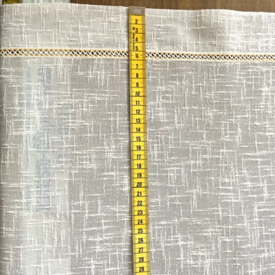 Dettaglio bordura tendina lino con pizzo cordoncino e metro misuratore