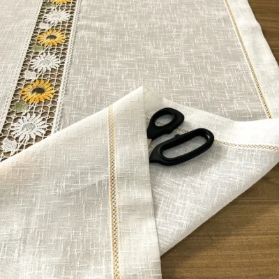 Rotolo tendina country girasoli effetto lino su bancone negozio tessuti