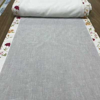 Dettaglio tessuto tendina bianca con bordura floreale arancio rosa bordeaux