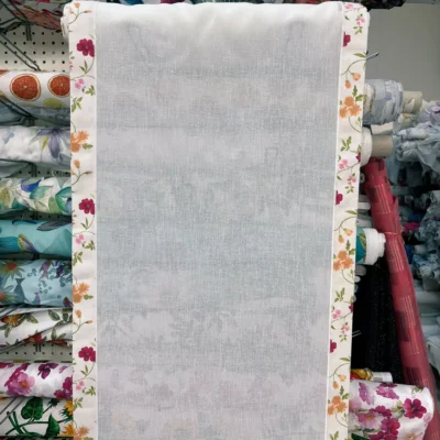 Tendina effetto lino base bianca con bordure floreali &ndash; Largh.60 cm