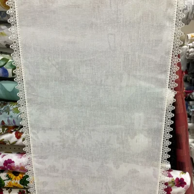 Tendina a vetro effetto lino bianco naturale con bordo pizzo macram&egrave; bianco latte, vista frontale