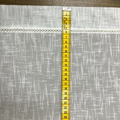 Dettaglio trama effetto lino della tendina a vetro bianco naturale semitrasparente