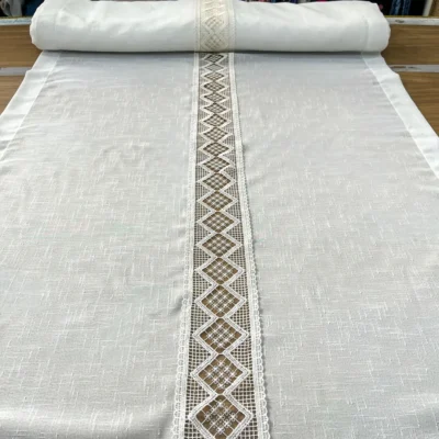 Tendina effetto lino bianco naturale con fascia centrale traforata a rombi ricamata bianco latte, larghezza 90 cm stesa su banco