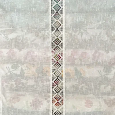 Dettaglio transizione tra tessuto effetto lino e fascia traforata centrale a rombi