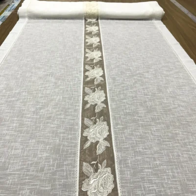 Tessuto tendina effetto lino semitrasparente con fascia centrale ricamata a rose, larghezza 90 cm