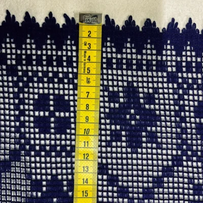 Dettaglio lavorazione a rete della tendina a vetro in pizzo macram&egrave; blu notte