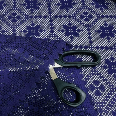 Dettaglio lavorazione a rete della tendina a vetro in pizzo macram&egrave; blu notte