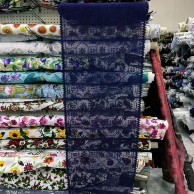 Dettaglio lavorazione a rete della tendina a vetro in pizzo macram&egrave; blu notte