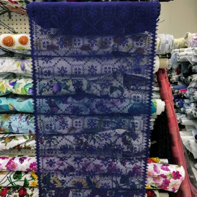 Dettaglio lavorazione a rete della tendina a vetro in pizzo macram&egrave; blu notte