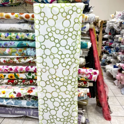 Tendina a vetro bianca con cerchi verde salvia, disponibile in larghezze 60 e 90 cm 1