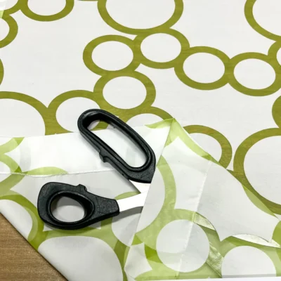 Tendina a vetro bianca con cerchi verde salvia, disponibile in larghezze 60 e 90 cm 7