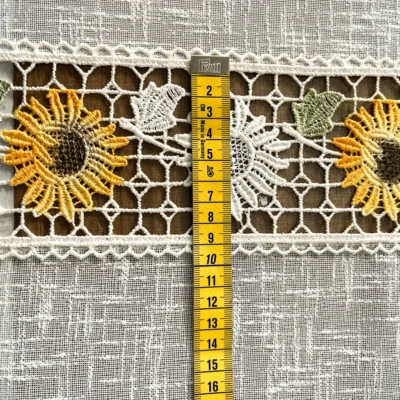 Tendina a vetro country con girasoli ricamati su pizzo macram&egrave; bianco e giallo