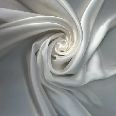 Raso in pura seta made in Italy &ndash; luminosit&agrave; fluida per capi eleganti - Alt 140 cm