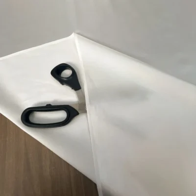 Raso di seta bianco avorio lucido manichino abito da sera forbici