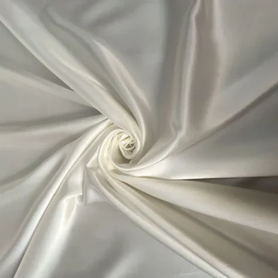 Raso di seta bianco avorio lucido manichino abito da sera ghirigori