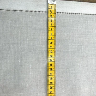 Misurazione con metro da sarto del modulo della tendina a vetro, con ricamo palloncini posizionato a circa 15-20cm.