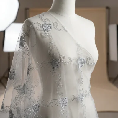 Tessuto pizzo trasparente ricamato con fiori e volute - Alt. 140 cm