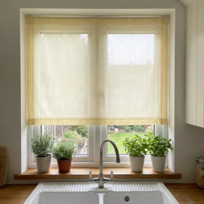 Tendina decorativa con righe tono su tono e bordo traforato - Largh.60 cm