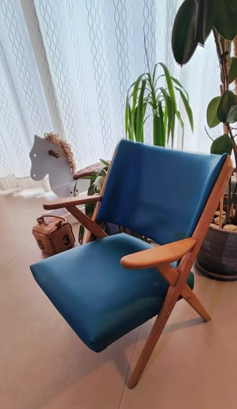 Sedia Blu con contorno marrone
