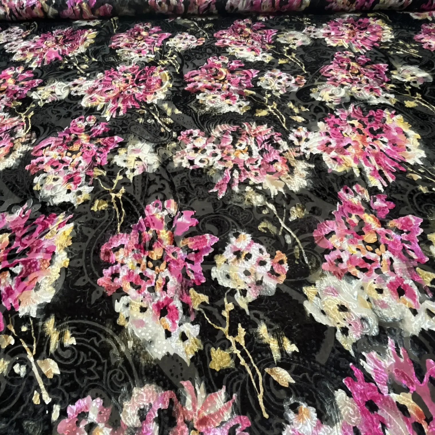 Tessuto di Seta devoré su base georgette (tipo chiffon), fantasia floreale - Alt.145 cm - immagine 4