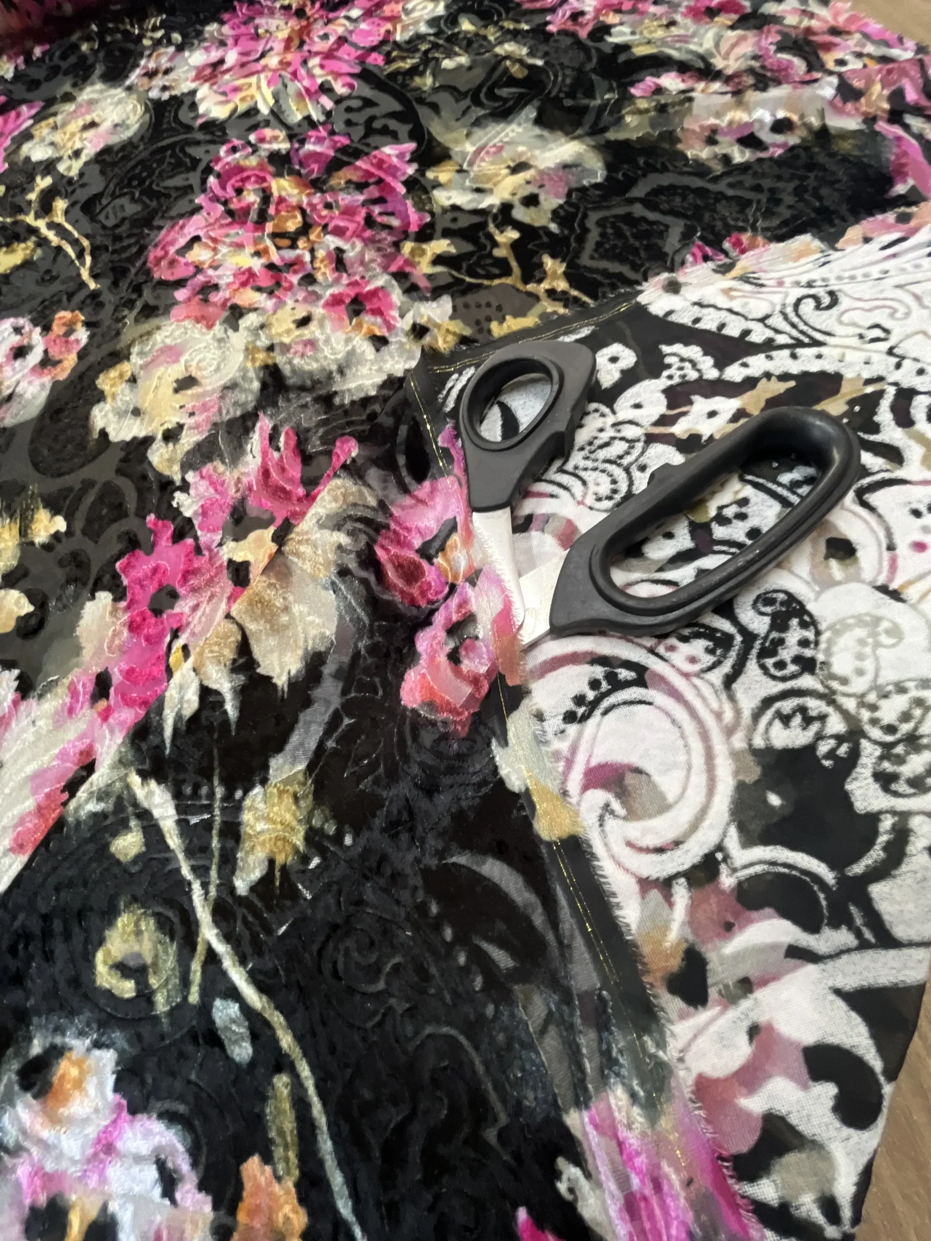 Tessuto di Seta devoré su base georgette (tipo chiffon), fantasia floreale - Alt.145 cm - immagine 3