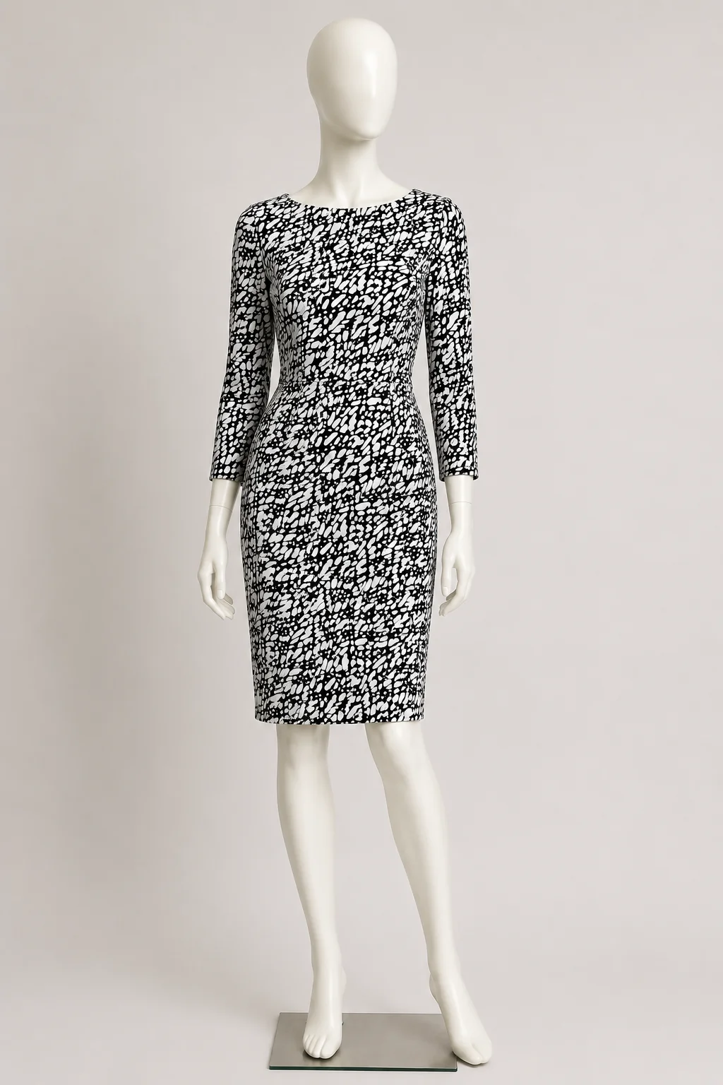 Tessuto per abbigliamento stampato – fantasia astratta bianco e nero - Alt.145 cm - immagine 4