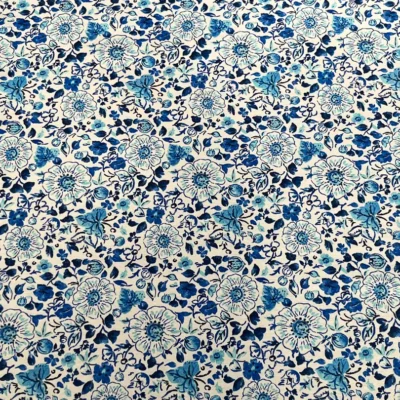 Tessuto tovagliato resinato misto cotone &ndash; Fiori blu su fondo &eacute;cru