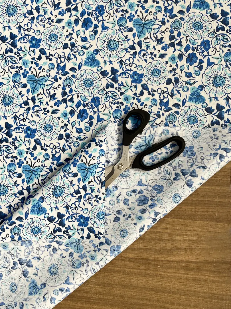 Tessuto tovagliato resinato misto cotone – Fiori blu su fondo écru - immagine 3