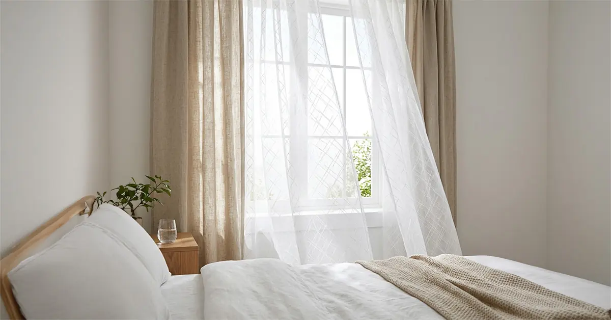 camera da letto tende voile e lino estate